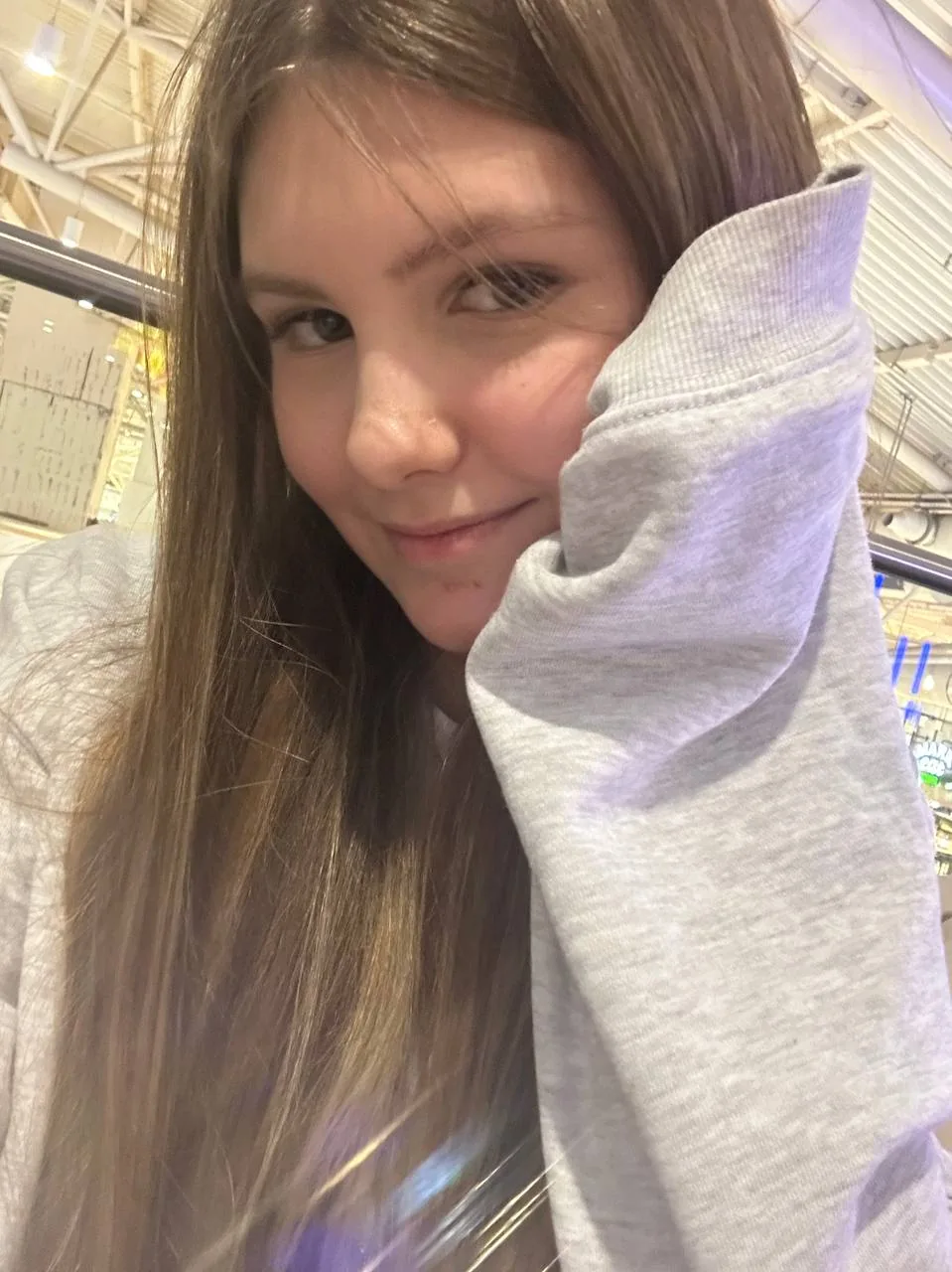 Таня прячется в рукаве